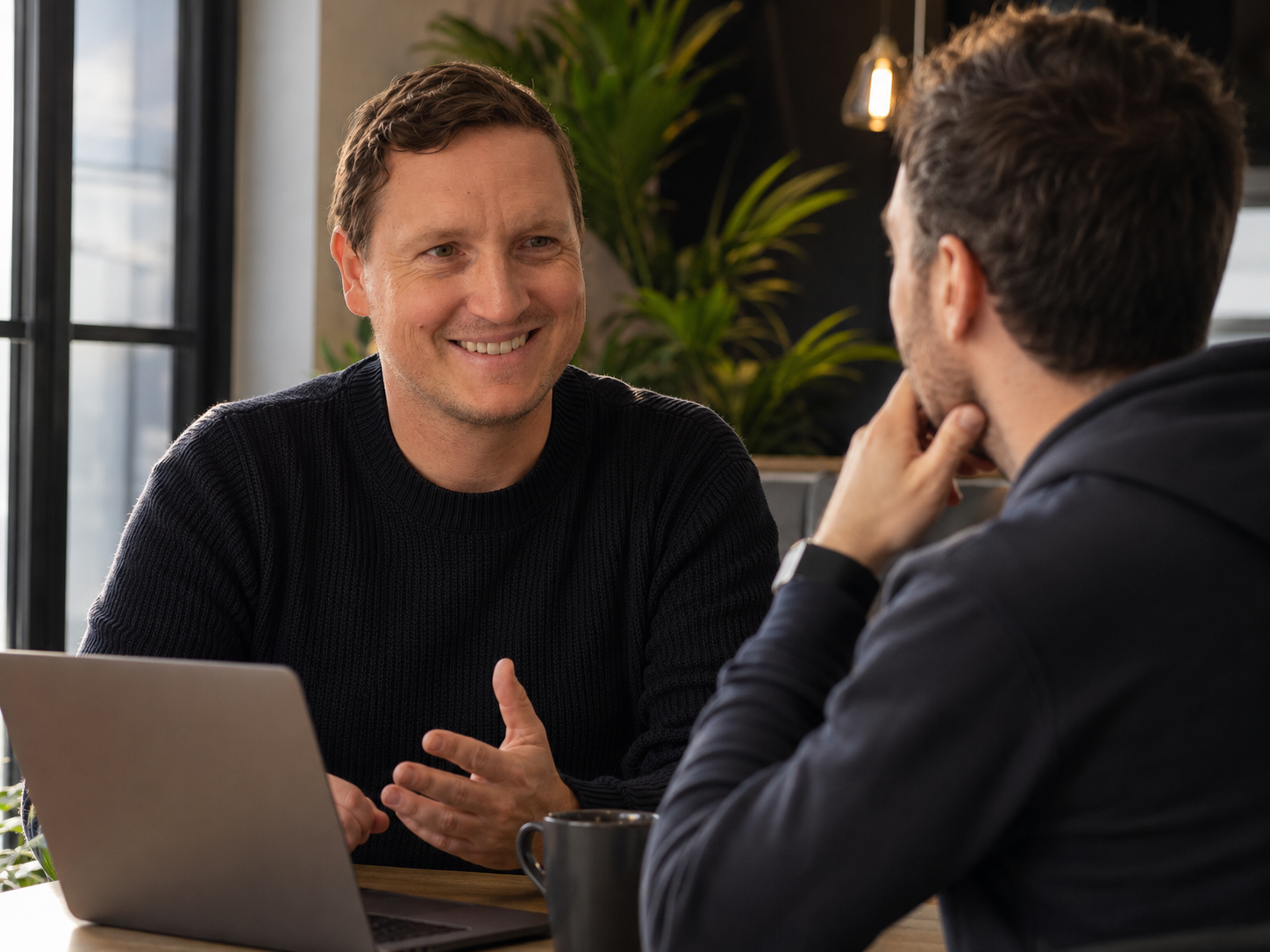 Chris Eberl im persönlichen Gespräch mit einem Tech-Unternehmer.